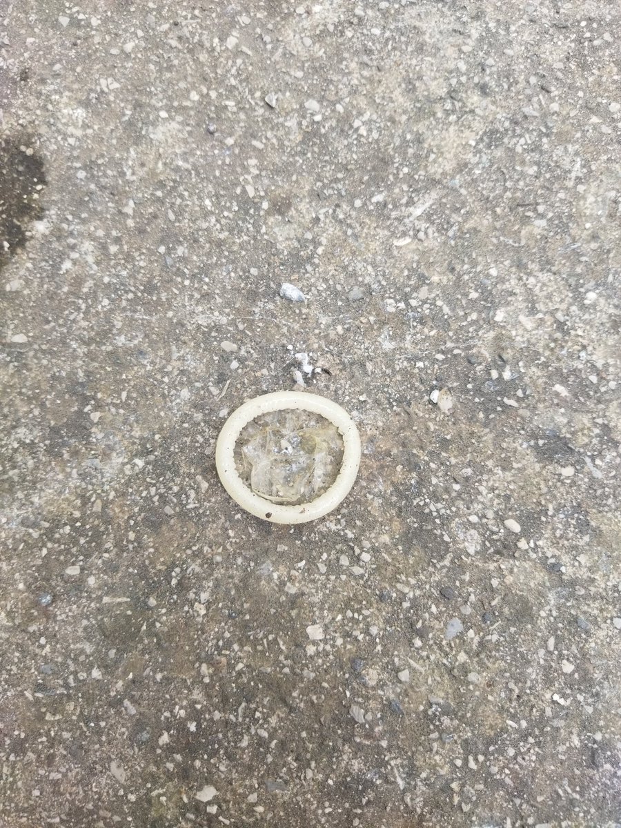 Bu görüntüler Çukurova Adana İsmail Kulak Anadolu Lisesi'nde çekildi konuyu idarecilere ilettiğim halde hiç bir şey yapılmadı görüntüler de ki cinsel ilişki sırasında kullanılan prezervatif'tir