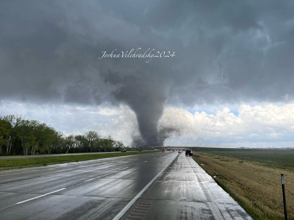 StormChasrJosh's tweet photo. I THINK SO 😍 (Hwy 6 &amp; I-480 near Waverly, NE) https://t.co/ocyIQYOCNB