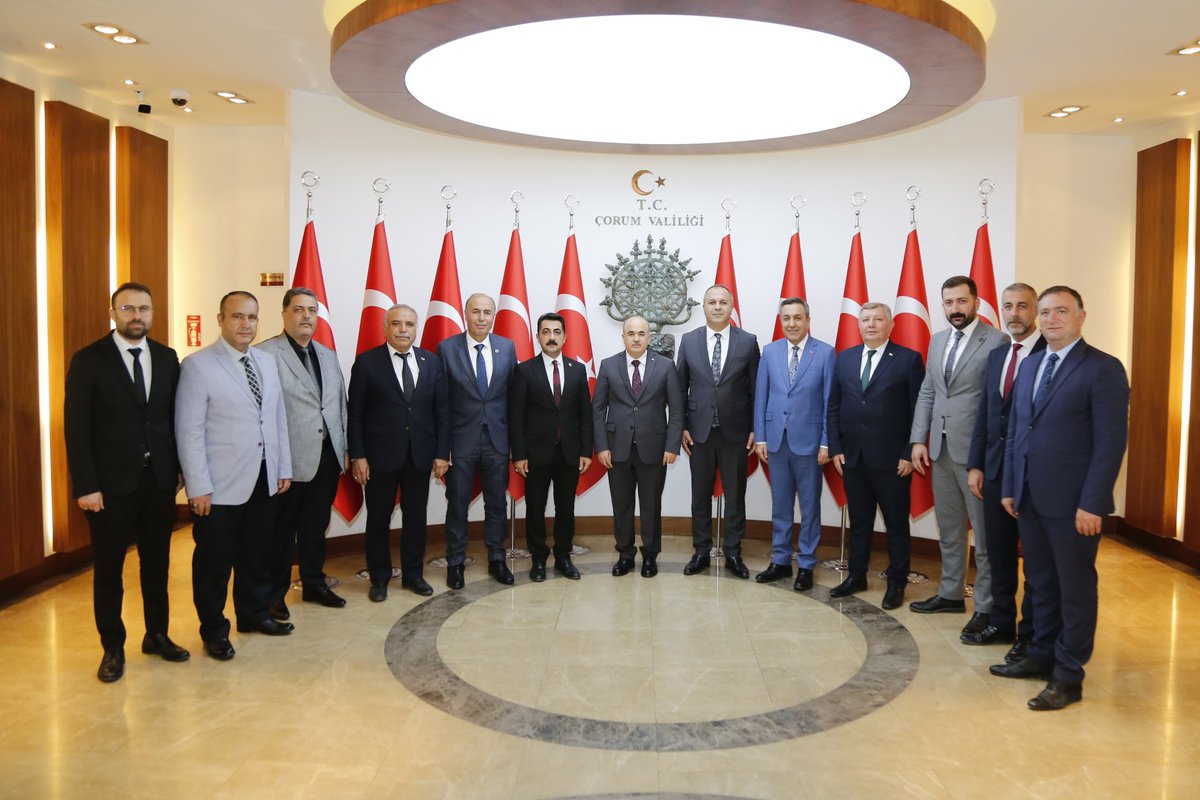 MHP Çorum İl Başkanımız Sn.Mehmet İhsan Çıplak, Ülkü Ocakları İl Başkanımız Sn.Orhan Tosik, İlçe Belediye Başkanlarımız ve Belediyesi Meclis Üyelerimizle, Valimiz Sn. Doç. Dr. Zülkif Dağlı'yı ziyaret ettik. Nazik misafirperverlikleri için Sn. Valimize teşekkürlerimi sunuyorum.