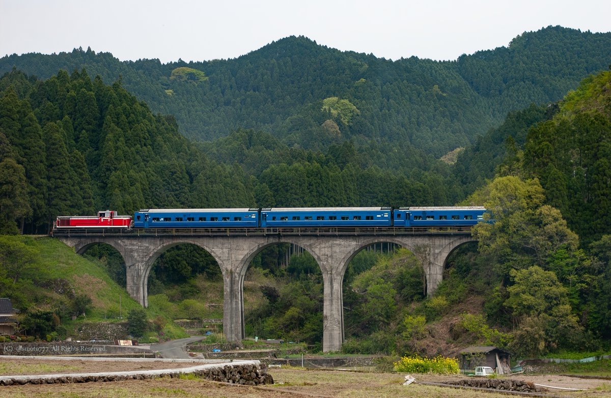 日田彦山線をDE10+24系が走ってからちょうど16年。もうそんな昔になるのか。当時はまさかここがバス転換(BRT)になるとか思わなかったわ。この当時もたいがい同業者多かったけど今こういうのが走ったら当時の比じゃなく鉄たかるんやろなぁ。2008年4月27日、日田彦山線。