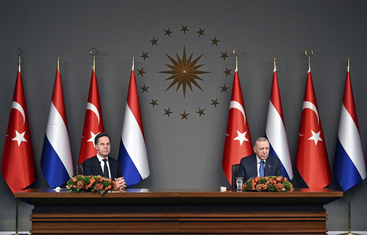 يعقد رئيس الجمهورية رجب طيب أردوغان، مؤتمر صحفي مشترك مع رئيس الوزراء الهولندي مارك روته في قصر 'وحيد الدين' في إسطنبول.