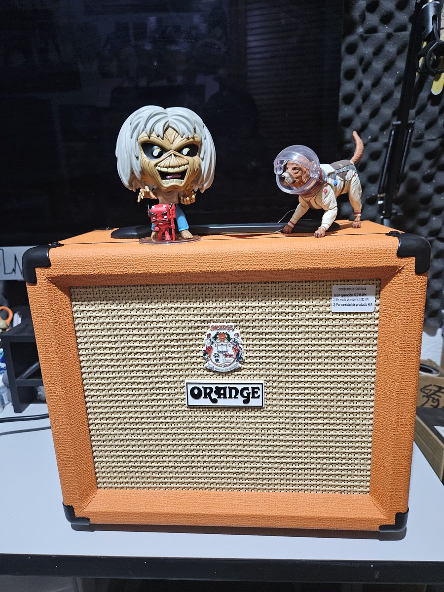 Los @OrangeAmps a demás de bonitos, suenan bastante genial. Este pequeño está perfecto para mi cuarto de ensayo, que también es mi alcoba. 🤭