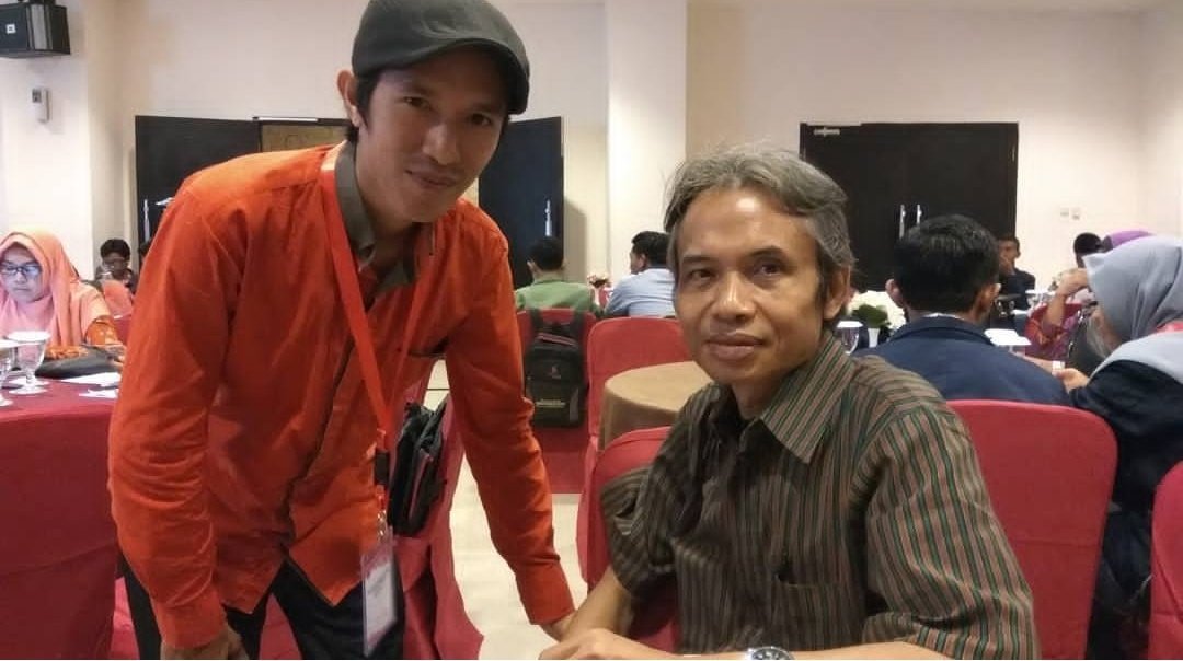 RustamDP's tweet photo. @KompasData Kita pernah beberapa kali berjabat mata, kamu orang baik dan semua puisimu telah membumi. Kini kau dipanggil ke langit. Damailah di sana. Amiin... 

R.I.P Jokpin
#jokopinurbo
#pemujapuisi https://t.co/wnox8u2Hhu