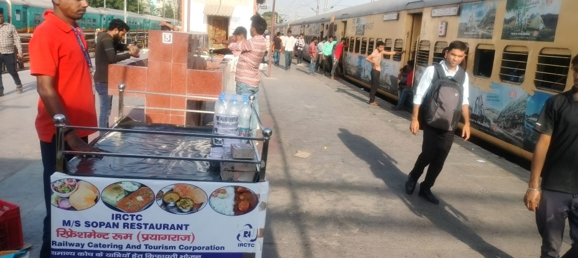 रेलवे स्‍टेशनों पर रेलयात्रियों को स्वच्छ और पौष्टिक #EconomyMeal उपलब्ध कराने की भारतीय रेलवे की मुहिम की दिशा में प्रयागराज रेलवे स्टेशन पर भी किफायती भोजन की पर्याप्त व्यवस्था की गई है। #SummerSpecial
