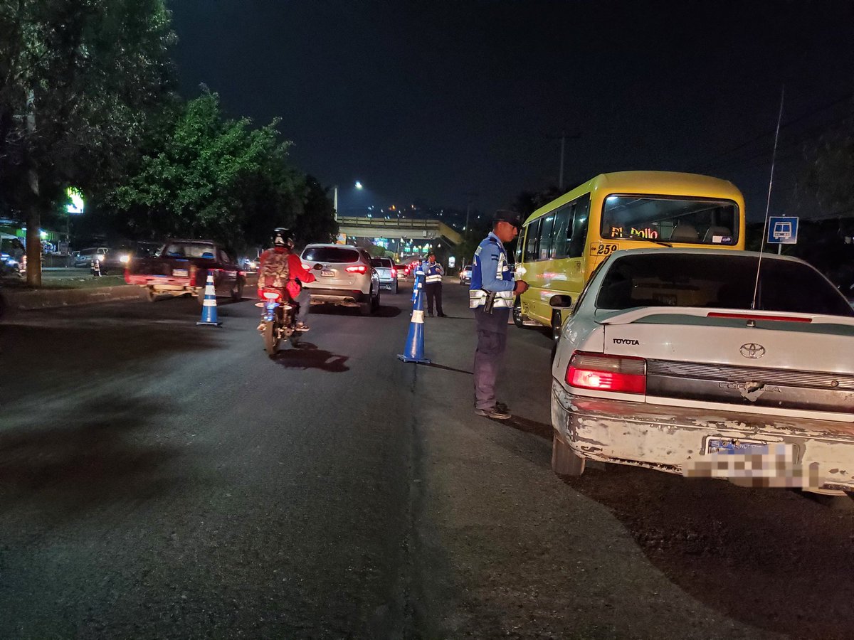 🚨🚔Operatividad 🚔🚨 A esta hora de la noche La Dirección Nacional de Vialidad y Transporte (DNVT), intensifica los operativos en puntos estratégicos y la aplicación de pruebas de alcoholemia con el objetivo de reducir los índices por accidentes viales. @dnvt_honduras