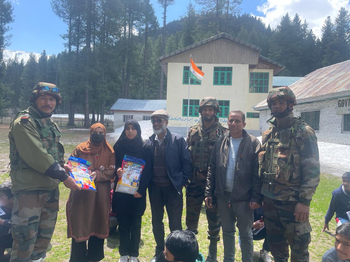 #IndianArmy along with PC Dogra Charitable Trust took an initiative to encourage Students to improve the quality of education at Higher Secondary School Izmarg for their future success. Book distribution is also part of the event.#itvnews #viralvideo #lufc #KKRvPBKS #YaliCapkini