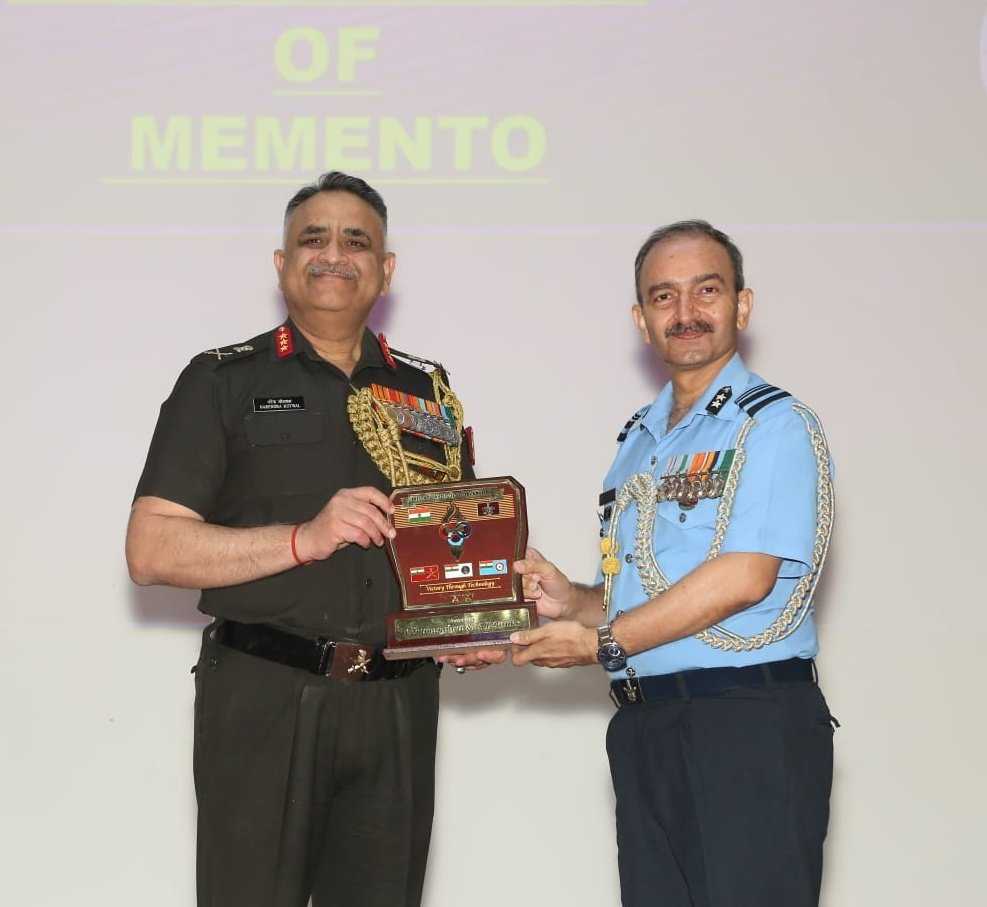 165 officers from #TriServices, including 5 officers from #SriLanka attending #DSTSC-06 at #MILIT, Pune graduate successfully. 
Lt Gen Narendra Kotwal, Commandant #AFMC delivering the Valedictory Address, exhorted officers to leverage their learning at #MILIT in decision making…