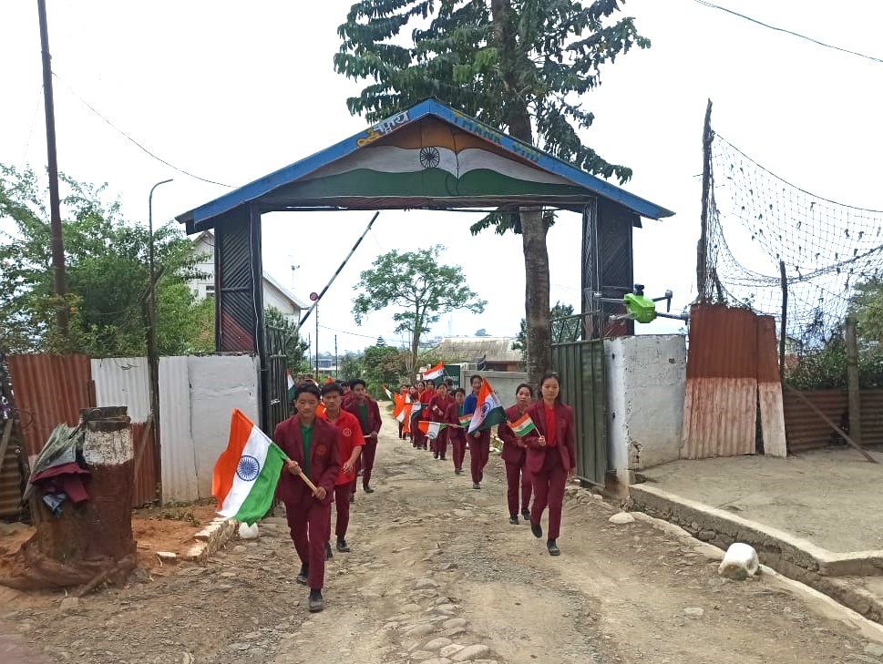 ASSAM RIFLES ORGANISES A DAY WITH COMPANY COMMANDER FOR SCHOOL STUDENTS IN NAGALAND
#AssamRifles organised 'A day with Company Commander' for 40 students of class 12th standard of Meluri Government Higher Secondary School, Phek District, Nagaland. The programme commenced with…