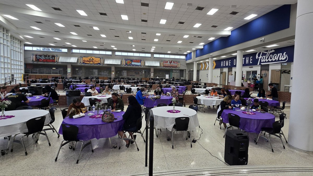 EVillarreal28's tweet image. We had a fun Bingo Night fundraising to end cancer! Congratulations to all our bingo Night winners who won a shirt to wear next Friday at the @RelayForLife! Shout-out to CHS Culinary and Ms. Ford for handling food concessions 💕
@ChannelviewISD @ChannelviewHS @emet_crz @tchill_…