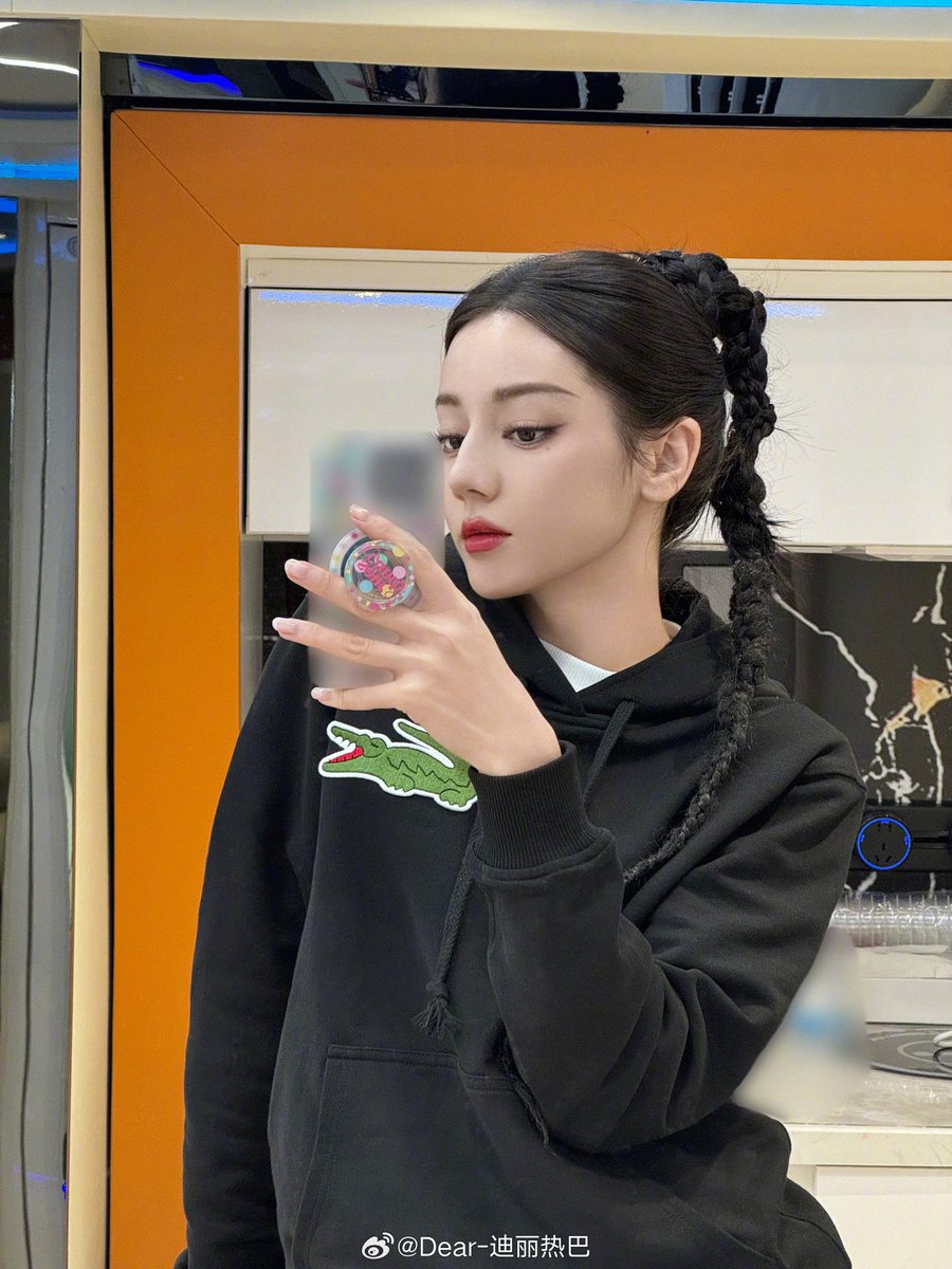 dramapotatoe's tweet photo. #Dilireba shares new selfies

More - https://t.co/kxvyzhYzaL https://t.co/EU6fnKo4W7