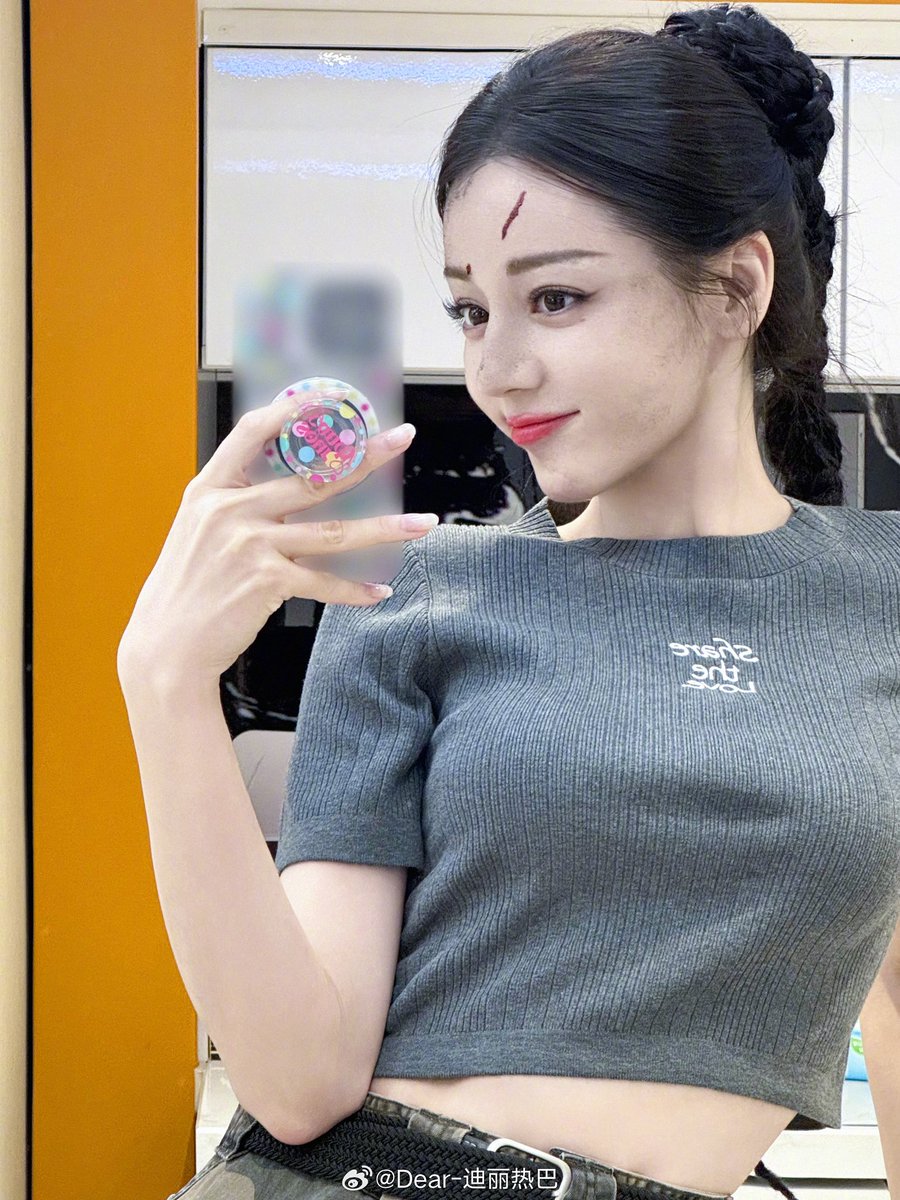 dramapotatoe's tweet photo. #Dilireba shares new selfies

More - https://t.co/kxvyzhYzaL https://t.co/EU6fnKo4W7