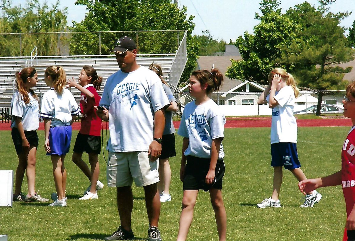 One last Geggie 5K with the best coach ever tomorrow 🫶🏼 throwback pic with the best role model ever, my dad, Coach Grimshaw 💛💙 @rockwoodschools