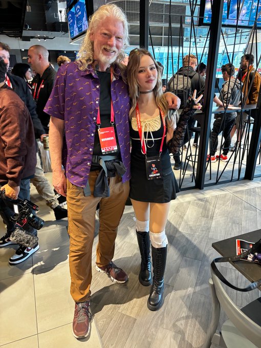 This guy wanted to take a photo with me at Dreamhack. I love meeting fans 🥰 https://t.co/FhcGe0WHsI