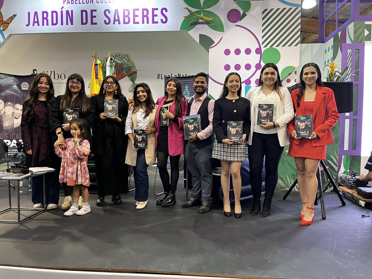 Duranoscar's tweet photo. Hoy tengo el corazón inflado de orgulloso y satisfacción. Este grupo de colegas contaron un capítulo del conflicto armado desconocido para muchos. 

Esto es la @Utadeo_edu_co y así respondemos desde el @TadeoCrossLab. https://t.co/MGQsd0weOR
