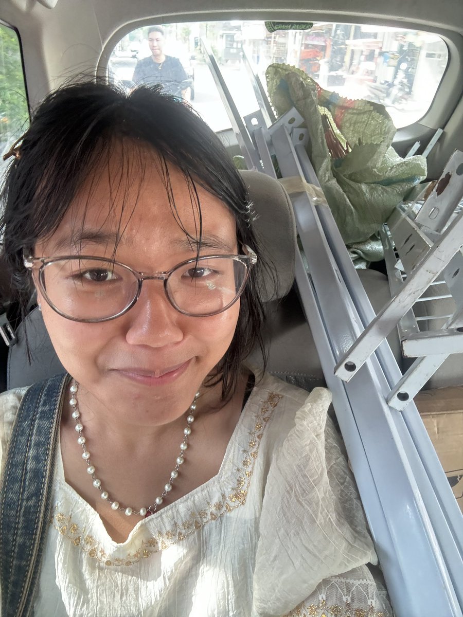 peachyslen's tweet photo. gw kan rencana ikutan bazaar yak udh daftar dll udah tu siap berangkat loading in soalnya tulisannya loadingnya pagi, udh bangun pagi, udh pesen gosend 86rb, ngechat temen yg barengan satu tenant, dia jawab “HAHHH” ternyata gw salah BULAN acaranya bulan depan fakkkkk 😭😭😭 https://t.co/SPSOKF1BRi