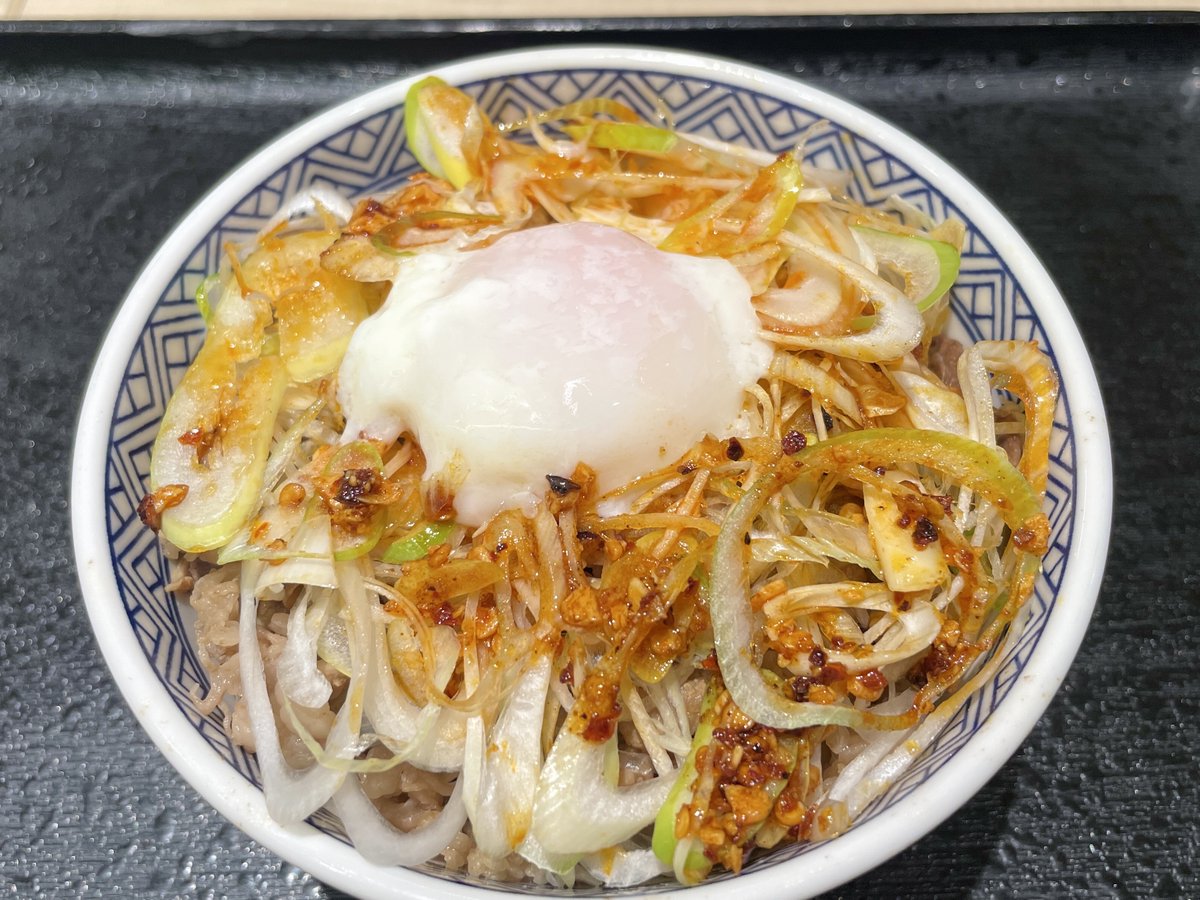 吉野家デビューにもおすすめの「ねぎラー油牛丼＋半熟玉子トッピング」！ お肌に大切なビタミンAも摂れるよ〜(о´∀`о)