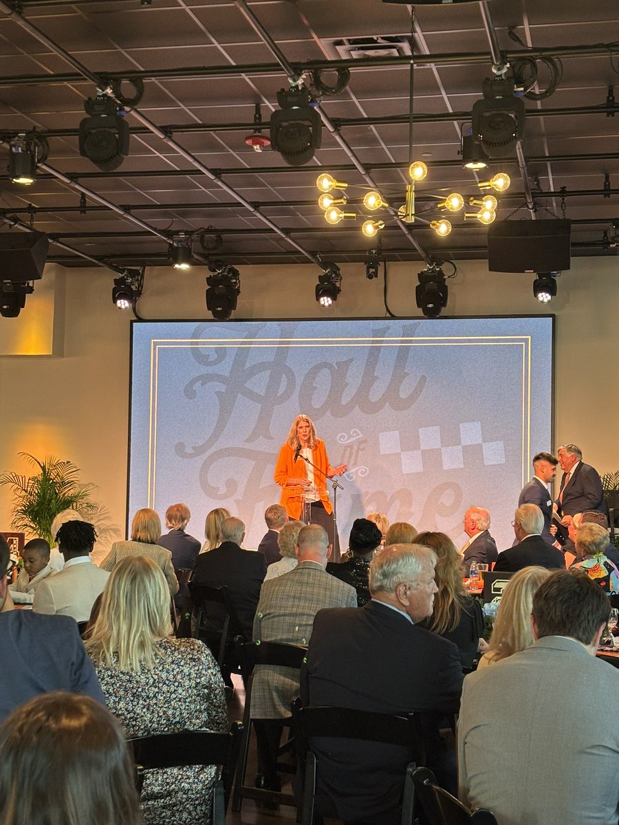 Congrats to #LVFL Sheila Frost for her induction into @Vol_Sports Hall of Fame! What an incredible career that was foundational for @LadyVol_Hoops 🧡🍊