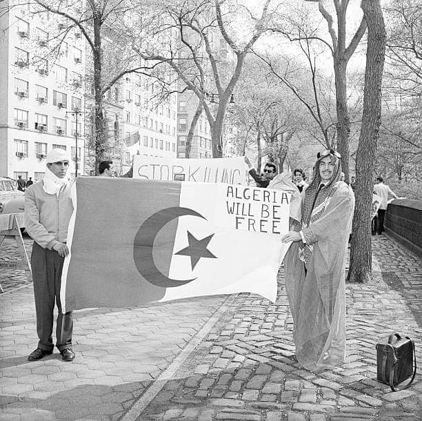 New York le 26/04/1960 
Sit in devant l'ambassade de France. 

'ALGERIA WILL BE FREE'