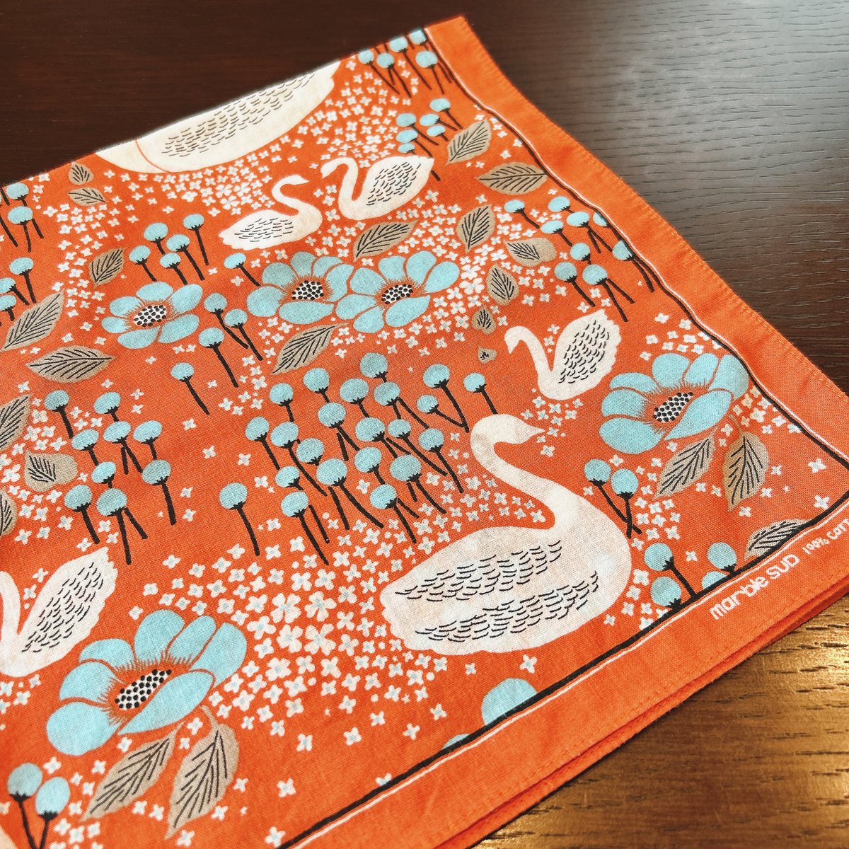 「かわいいハンカチを買いました(広げてあるやつ) 家に帰ってみて気づいたけどこの色」|草川為のイラスト
