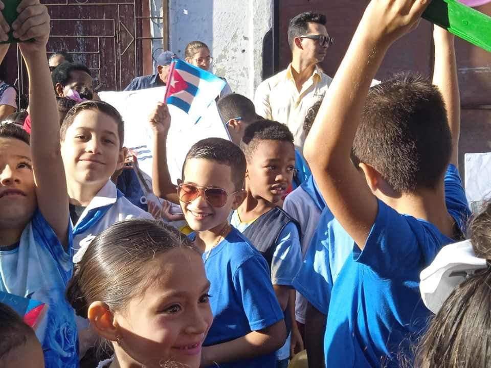 Tradición, sentimiento, historia y compromiso, comienzan desde edades tempranas en aquellos «que saben querer». Junto a esta #InfanciaFeliz de #Camagüey que en homenaje a sus mayores marcha hoy en colorido desfile por el #1Mayo, reafirmamos que: #PorCubaJuntosCreamos.