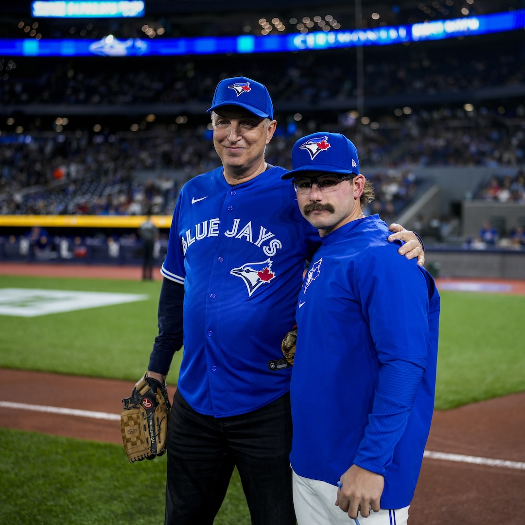 At tonight’s @BlueJays game, SU2C researcher Dr. Uri Tabori (@SickKidsToronto) had the honor of throwing out the ceremonial first pitch! Dr. Tabori is the leader of an SU2C research team discovering new immunotherapy approaches for children with cancer. 🧡 #StandUpToCancerCanada