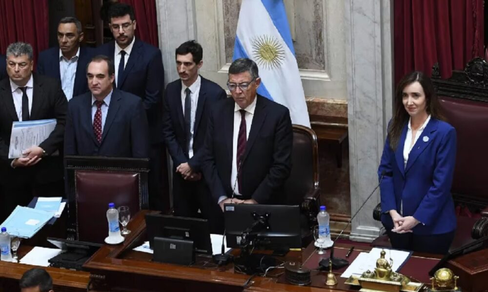 labrujula24's tweet photo. Auditarán a los más de 1000 contratados del Senado https://t.co/fHFly3qjrz #auditoría #contratados #senado https://t.co/DY1WherrW0