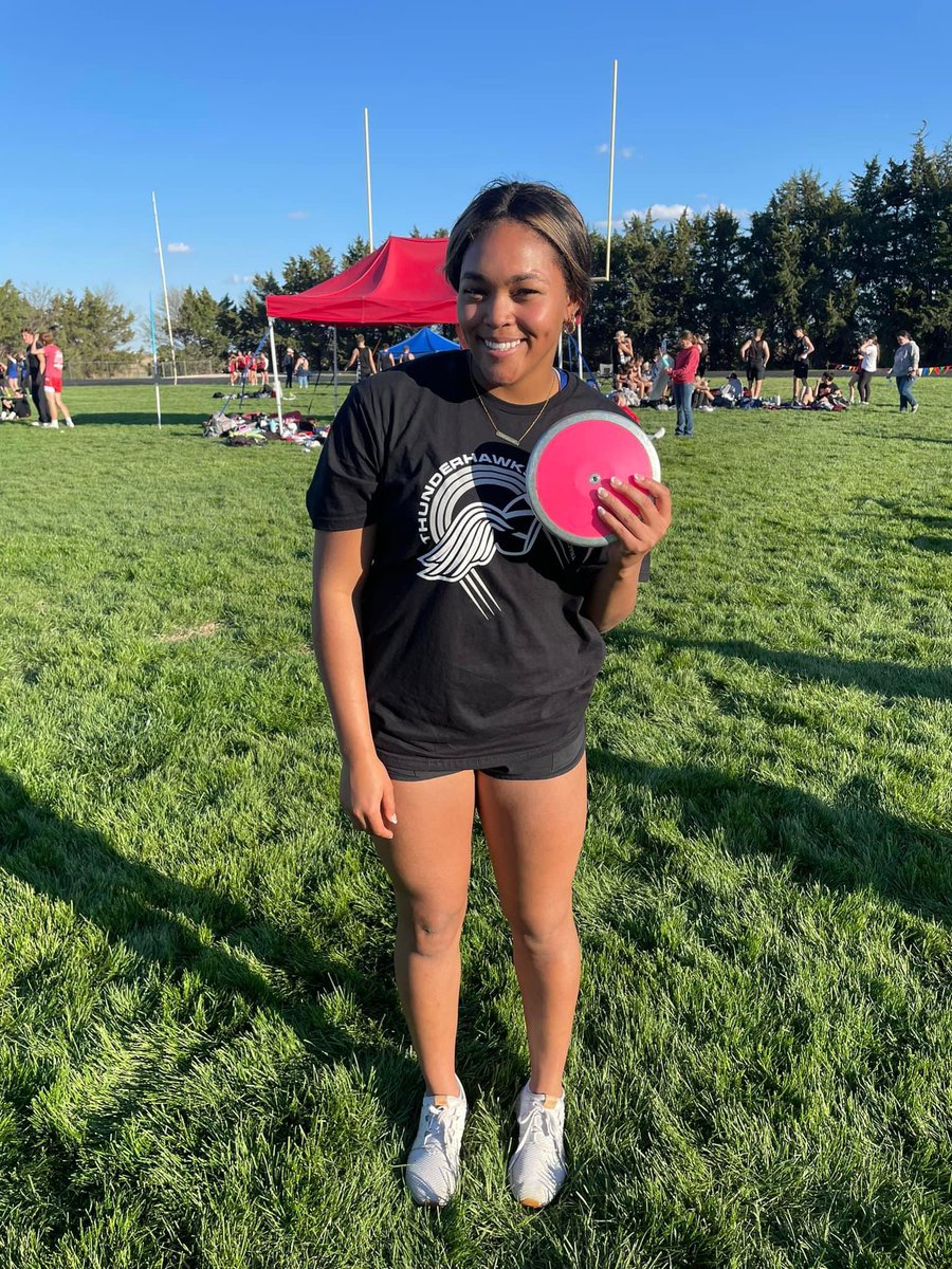 Wheatland/Grinnell’s Karoline Schroeder with a new discus PR of 124’11” at the Quinter Invitational. This PR passes one of the oldest records in school history previously set in 1976 by Cindy Hein (110’8”). The mark ranks #1 this season in 1A. #sportsinkansas