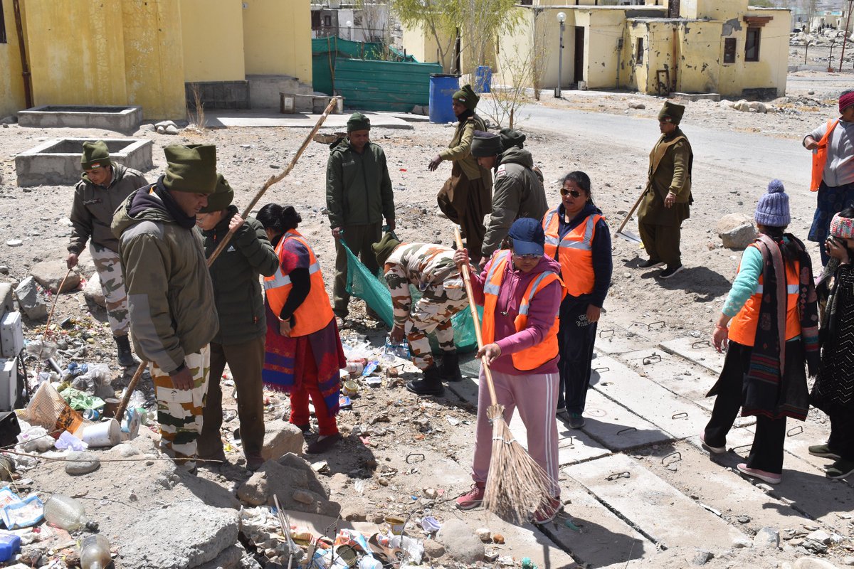 #HWWA members of 16 BN #ITBP Leh organised 'SWACHHATA ABHIYAN' in the premise of unit family quarters.
#SwachhBharatMission
#HIMVEERS