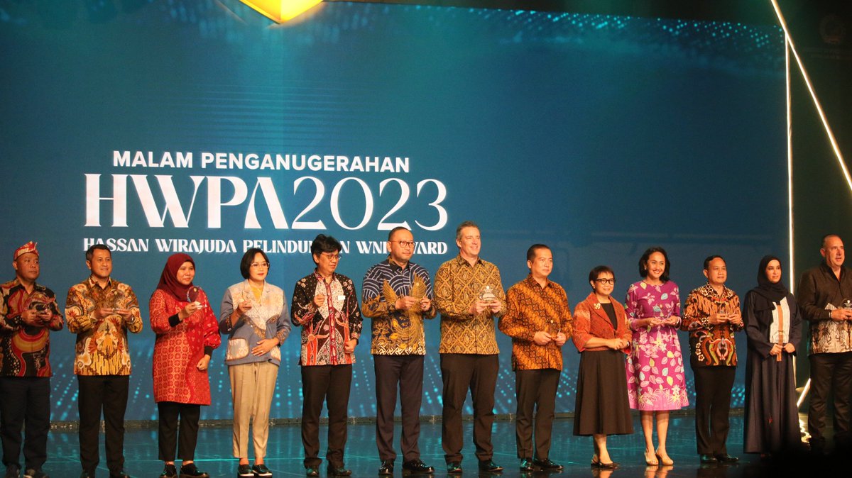 Selamat @IOMIndonesia atas Penghargaan Hassan Wirajuda Pelindungan WNI 🏆 dari @Kemlu_RI. Menjadi organisasi international pertama yang menerima penghargaan merupakan bukti dampak kerja IOM Indonesia pada pelindungan WNI di luar negeri.