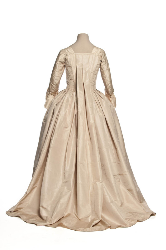 France. Robe à la française, 2nd half 18th c. Silk taffeta. length 140 cm, waist 70 cm. ©️ @madparisfr #FashionHistory