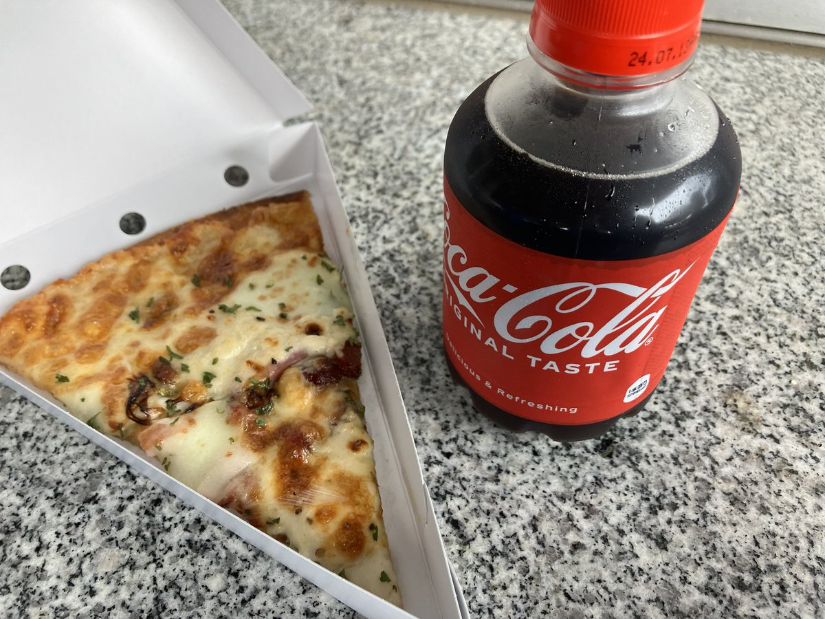 ピザ🍕とコーラうまーーー☺️✨
#ケーズデンキスタジアム水戸 
#スタグル 
#ピザーラ