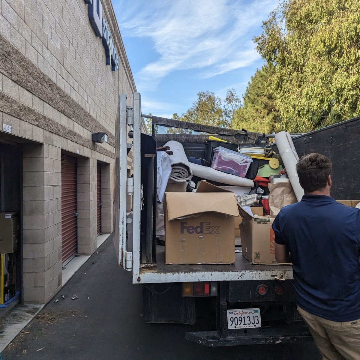 Say goodbye to clutter-induced stress! Our junk removal experts will create a space where you can breathe easy and relax. 🌬️😌 #GoodbyeStress #BreatheEasy #JunkRemovalServices