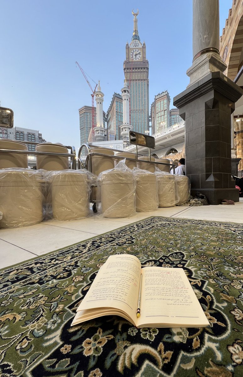 وإنَّ انفرادَ المرءِ في كلِّ مَشْهَدٍ
لخيرٌ مِنِ استِصْحَابِ منْ لا يُلائِمُهْ"