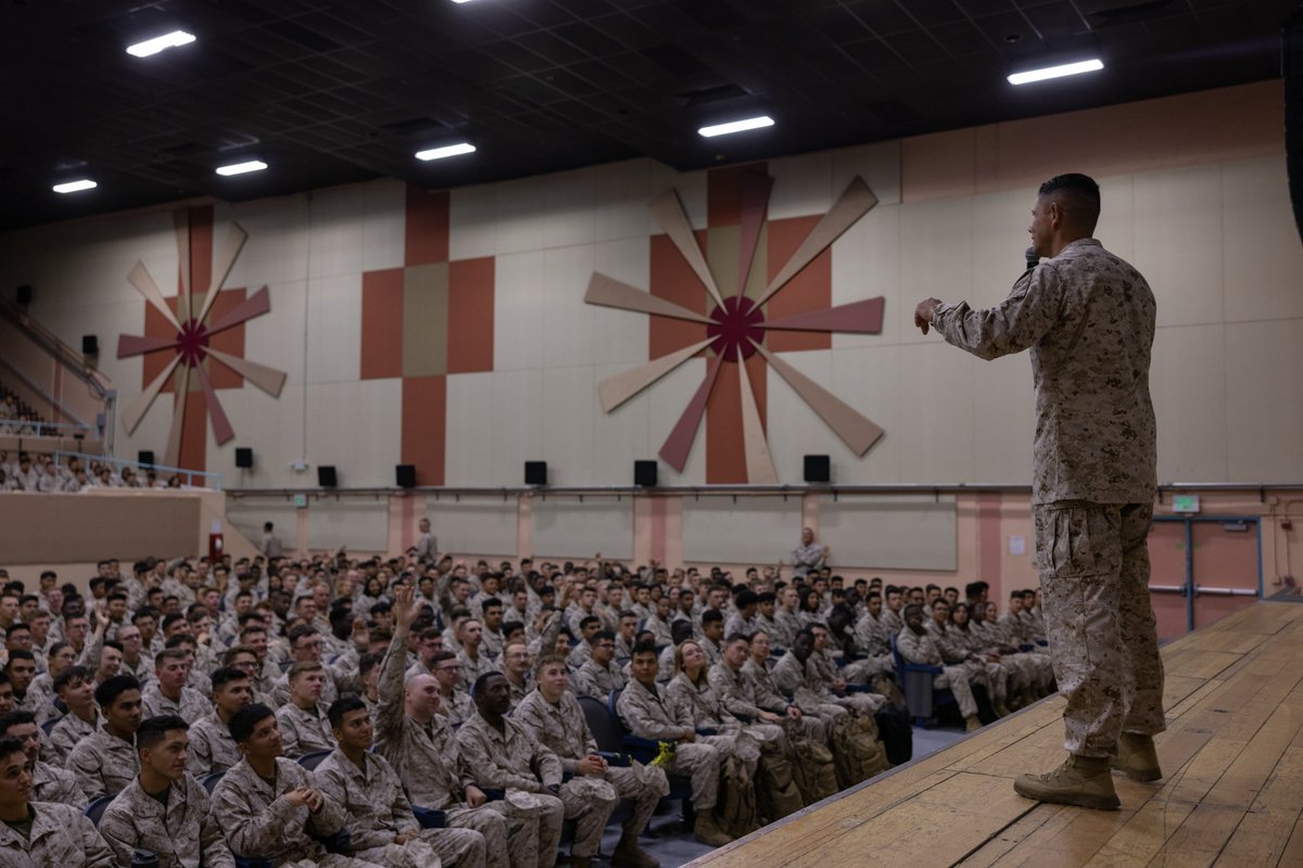 Know Your Marines Sgt Maj Carlos Ruiz, @USMCSgtMaj, visits The Combat Center to observe how units increase their #readiness through training as they prepare for upcoming deployments. | @USMC | 📸 LCpl Enge You