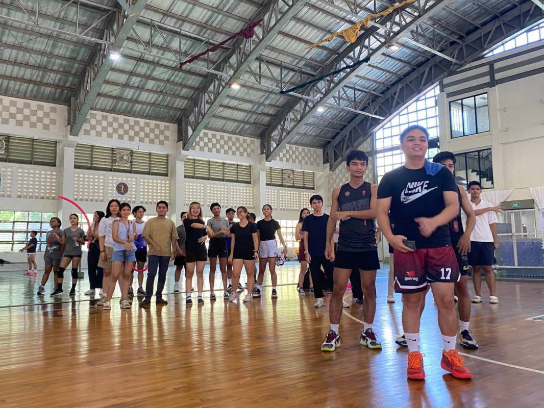 Pinangunahan ng Devcom varsity players ang torch lighting ceremony para pormal na simulan ang sports event.

#CDCiklaban2024
#TanglawDevcom
#IkawAngTanglaw
#MalapitNa

[2/4]