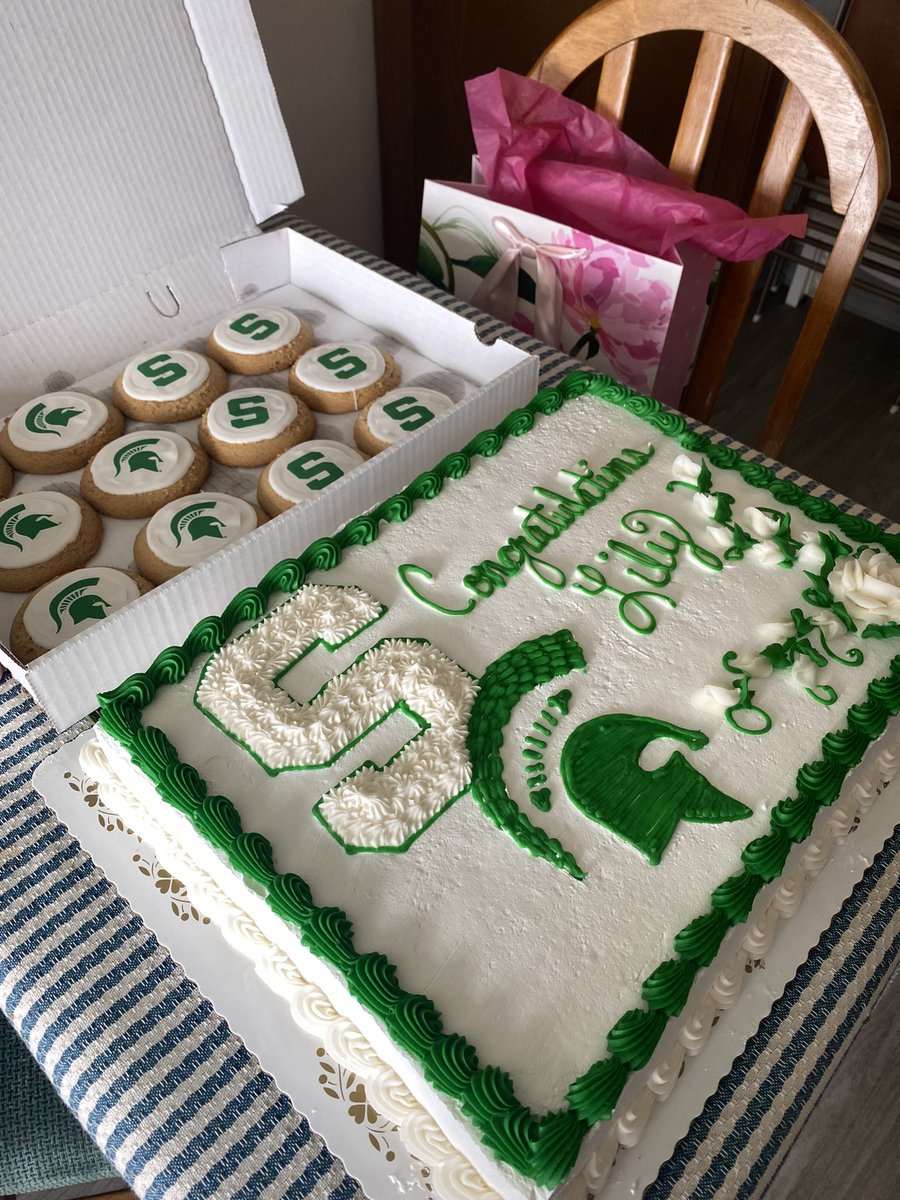 LilyCGuiney's tweet image. Today I got a degree and ate cake aND got to walk the Breslin tunnel AND now get to end the night with a sleepover with my dog, so my day was awesome. Four years in the only colors has been such a blessing & it feels so surreal to say that I’m officially a Michigan State alum💚🤍