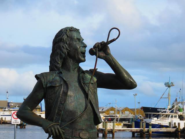 @tourscotland …Bon Scott statue Fremantle Western Aus! 🥰🎸🎤🎶 Where he lived …