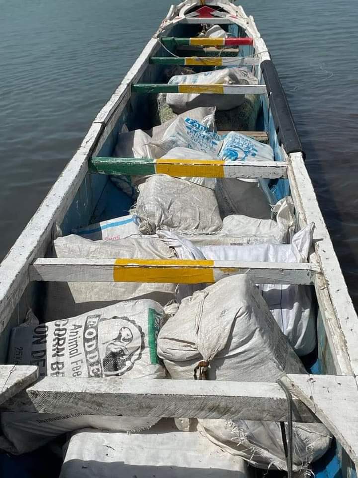 🚨🚨Deux pirogues chargées de faux médicaments et de cuisses de poulet impropres à la consommation ont été interceptées par les unités maritimes de la Douane, lesquelles ont saisi également 234 kg de cannabis, indique la Division la communication  des douanes sénégalaises.