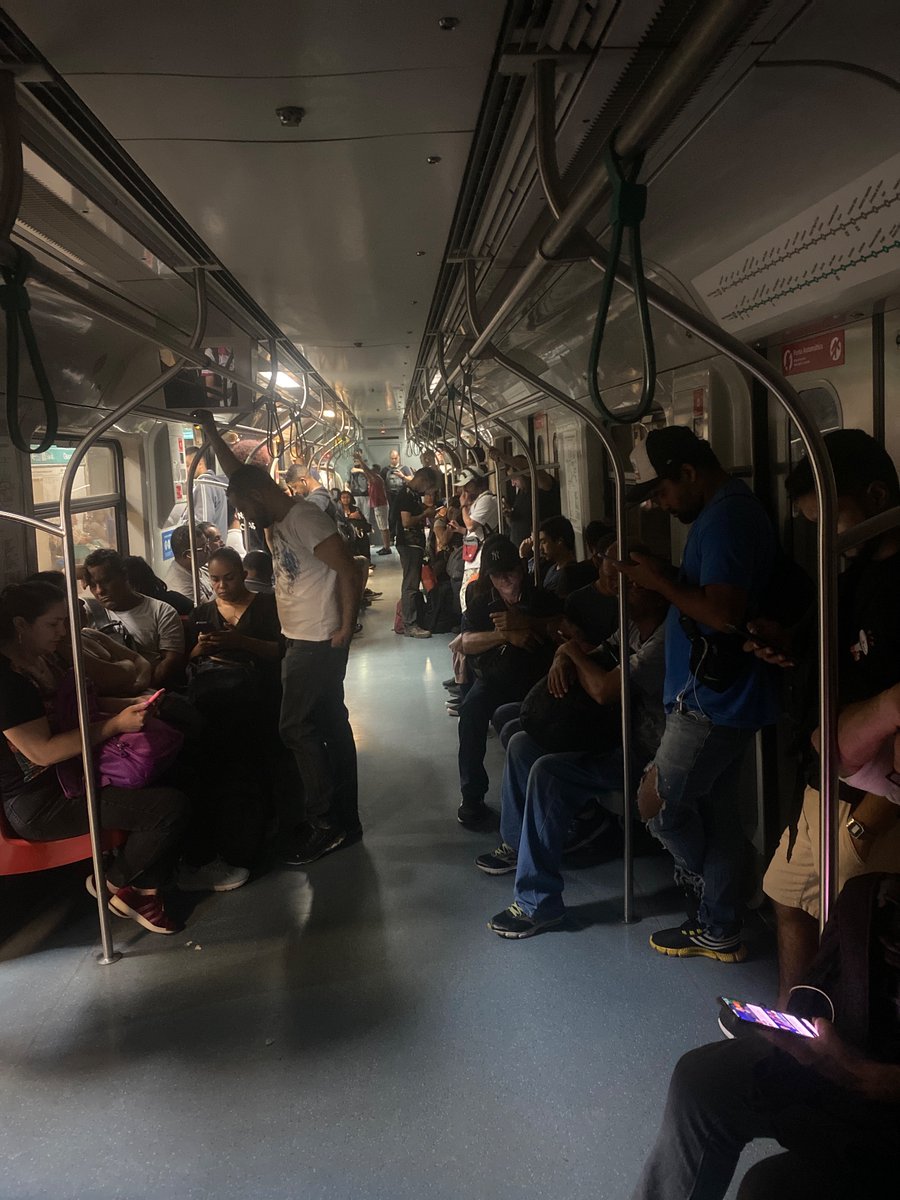 animazone's tweet photo. @DiariodaCPTM Operando normal… 40 minutos já aguardando com a luz desligada rs. https://t.co/jxJYCbjsz1