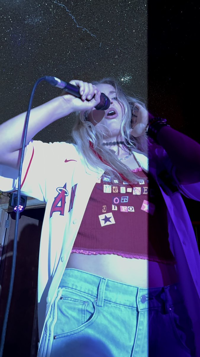 shazbow16x's tweet photo. my girls 4 ever and ever @carparkband 💙💙💙💙 https://t.co/gV30Zelins