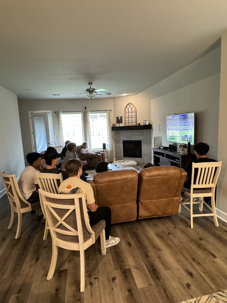 Blessed to have the backers out to my house to spend time outside of football so with my wife and daughter. Madden, UFC, tacos and great young men! #LBcore #DUDES #thankful @EastonPulliam @LockeComer @_GraysonGrove @boston_melson1 @caden_corfman @CrossRodriguez4