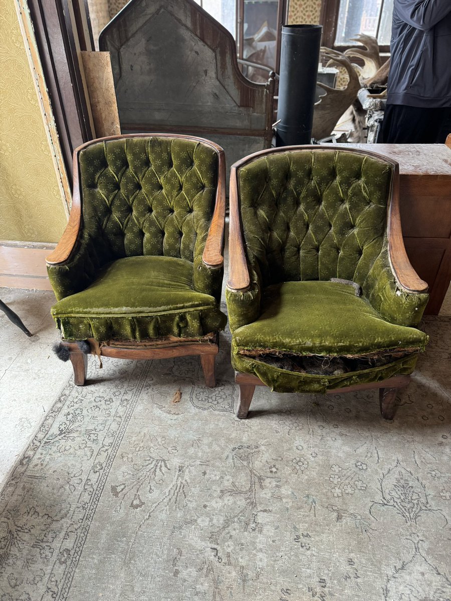 @theNatalieByrne Nothin an upholsterer can’t fix right up, look at them!!