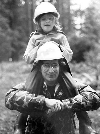 A behind the scenes photo of Steven Spielberg and Drew Barrymore on the set of E.T. THE EXTRA TERRESTRIAL (1982).