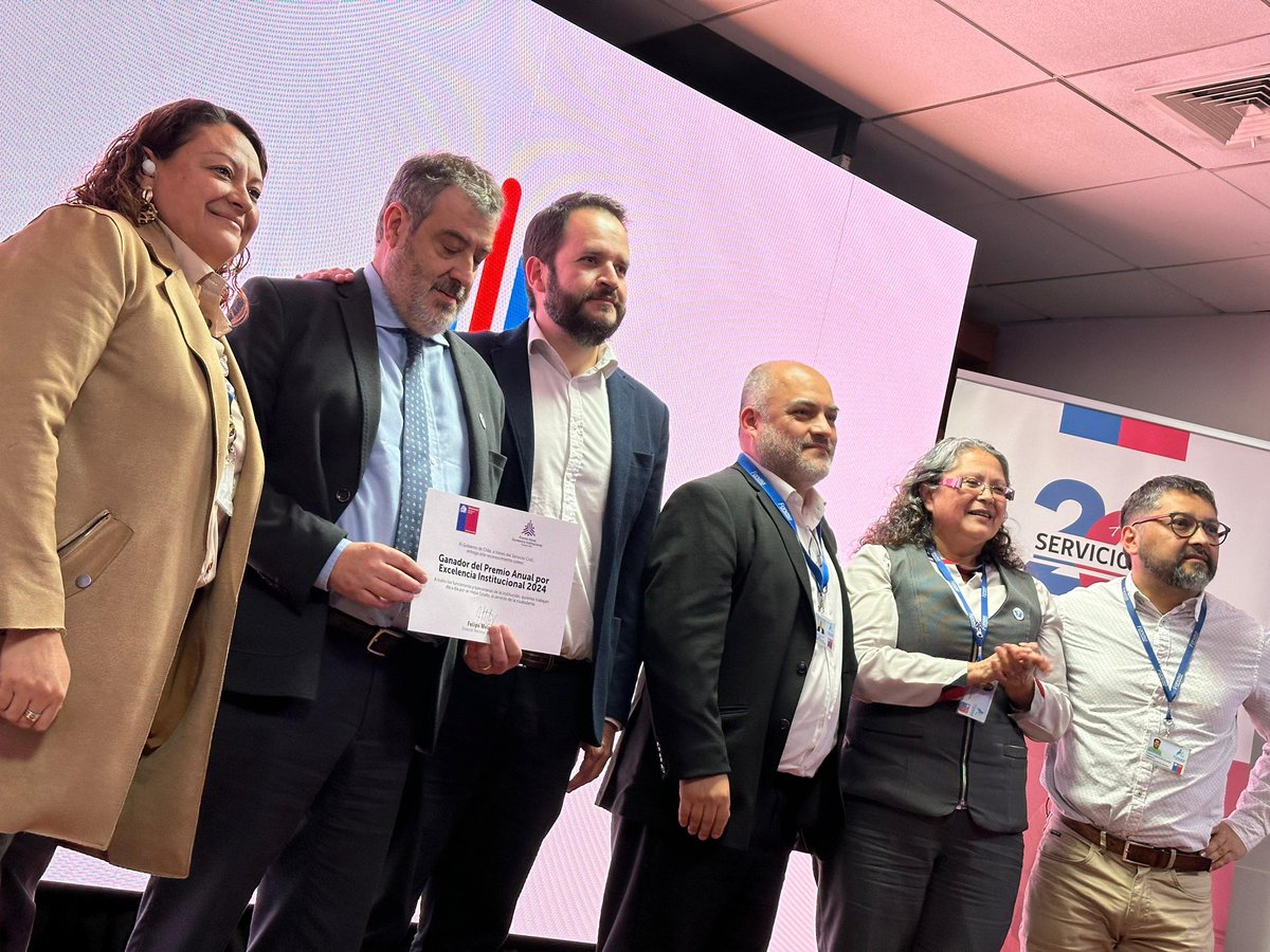 ¡Felicitaciones a los equipos @INDAP_Chile, @Fonasa y @ChileCompra que ganaron el Premio Anual de Excelencia 2024🏅🏆por su buena gestión, eficiencia institucional, calidad de servicios prestados y políticas en gestión de personas!