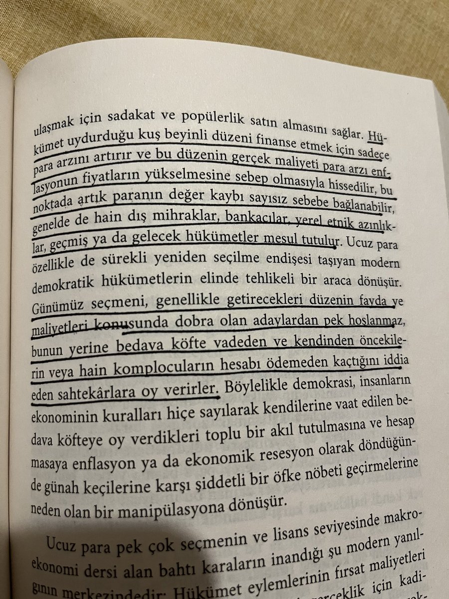 Hükümet uydurduğu kuş beyinli finanse etmek icin sadece para arzını artırır ve bu düzenin gerçek maliyeti para arzı Enflasyonun fiyatlarin yükselmesine sebep olmasyla hissedilir, bu noktada artik paranın deger kaybı sayısız sebebe bağlanabilir, genelde de hain dış mihraklar,…