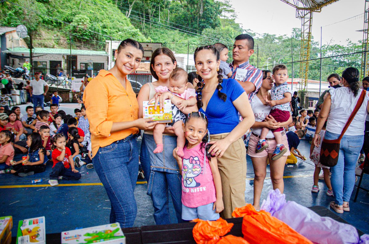 AlcaldiaRecetor's tweet photo. ¡Éxito total en el Día de la Niñez en Recetor! 🎉 Gracias al apoyo del alcalde y la colaboración de la comunidad, celebramos momentos inolvidables de alegría y diversión. ¡Sigamos trabajando juntos por el bienestar de nuestros niños! #DíaDeLaNiñez #Recetor https://t.co/viiY177siG