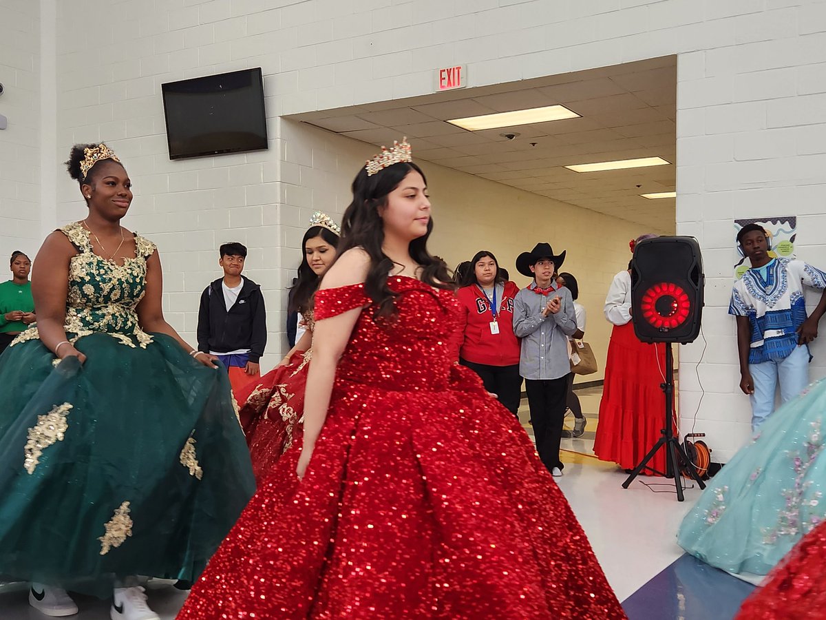 KindraTukes's tweet image. The Quinceanera parade was absolutely stunning! #multiculturalweek @DrKeshaJones1 @RWilliams_EDS @MrArnoldtheGol1 @Holla_at_Ayala