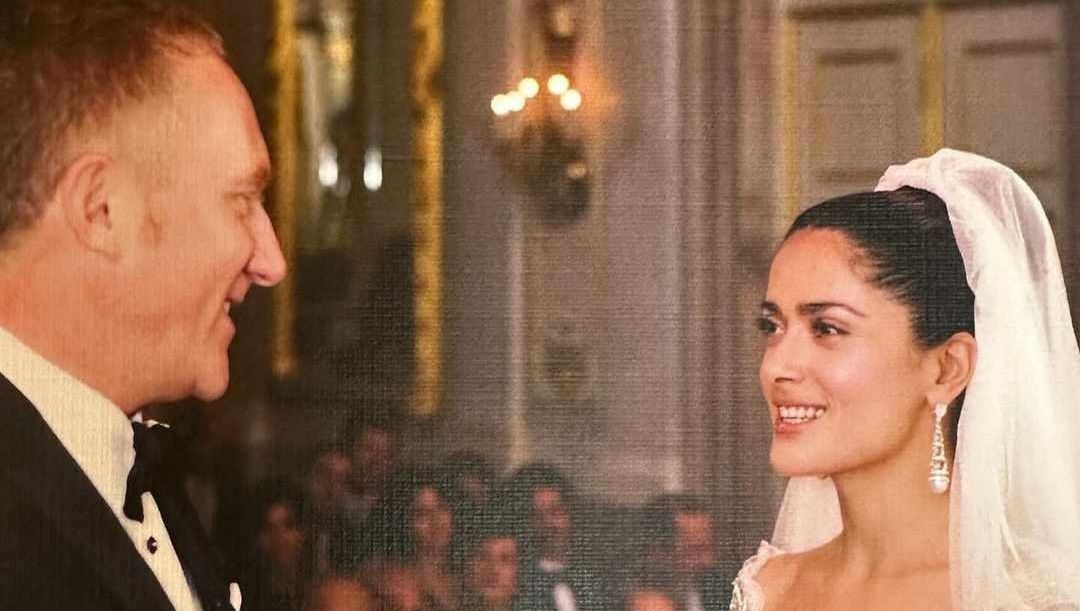 .@salmahayek comparte fotos inéditas de su boda y la recuerda como el día más feliz de su vida 👰🤗 (📸 @salmahayek) 👉acortar.link/3aDGTh #Celebrities
