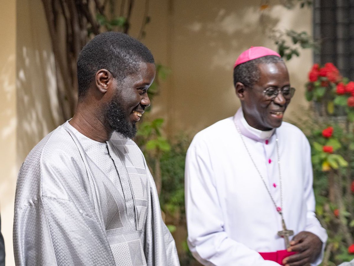 Le @PR_Diomaye a rendu visite ce jour à l’Archevêque de Dakar, Monseigneur Benjamin Ndiaye. Cette rencontre a été une opportunité pour l’église de formuler des prières pour la réussite du mandat du Chef de l’État et de discuter des travaux du sanctuaire marial de Popenguine.