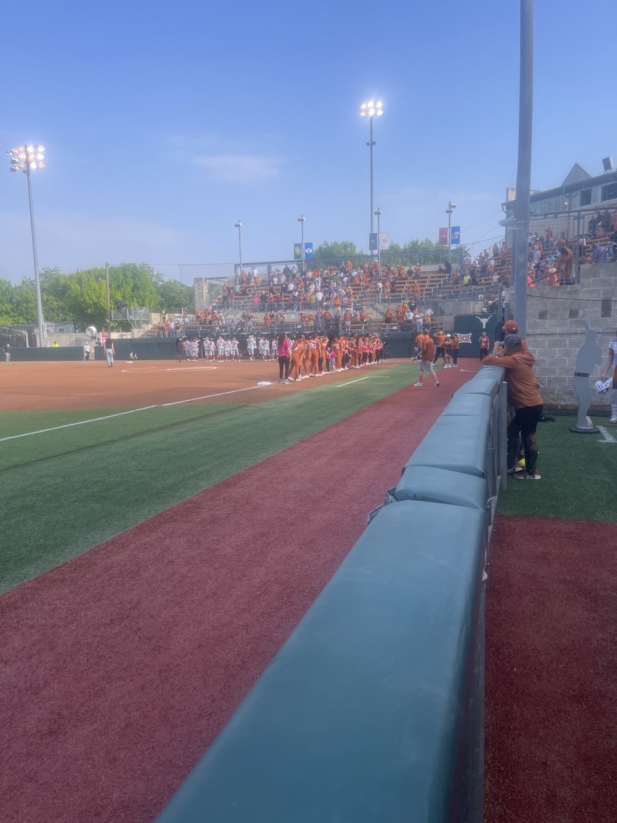 Perfect night for some @TexasSoftball⁩!.. Let’s keep it rollin’ ladies 👏🏽👏🏽🤘🏽